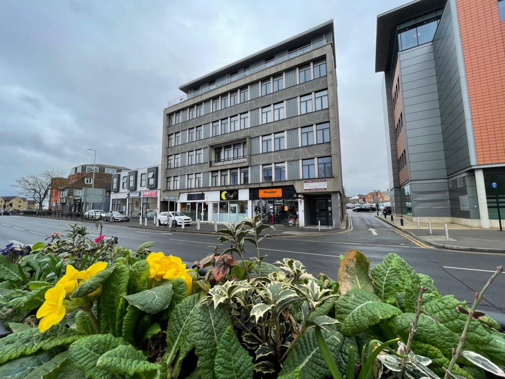 Lot: 102 - ONE-BEDROOM 4TH FLOOR CITY CENTRE APARTMENT - Main view of building for this one bedroom fourth floor apartment going to auction